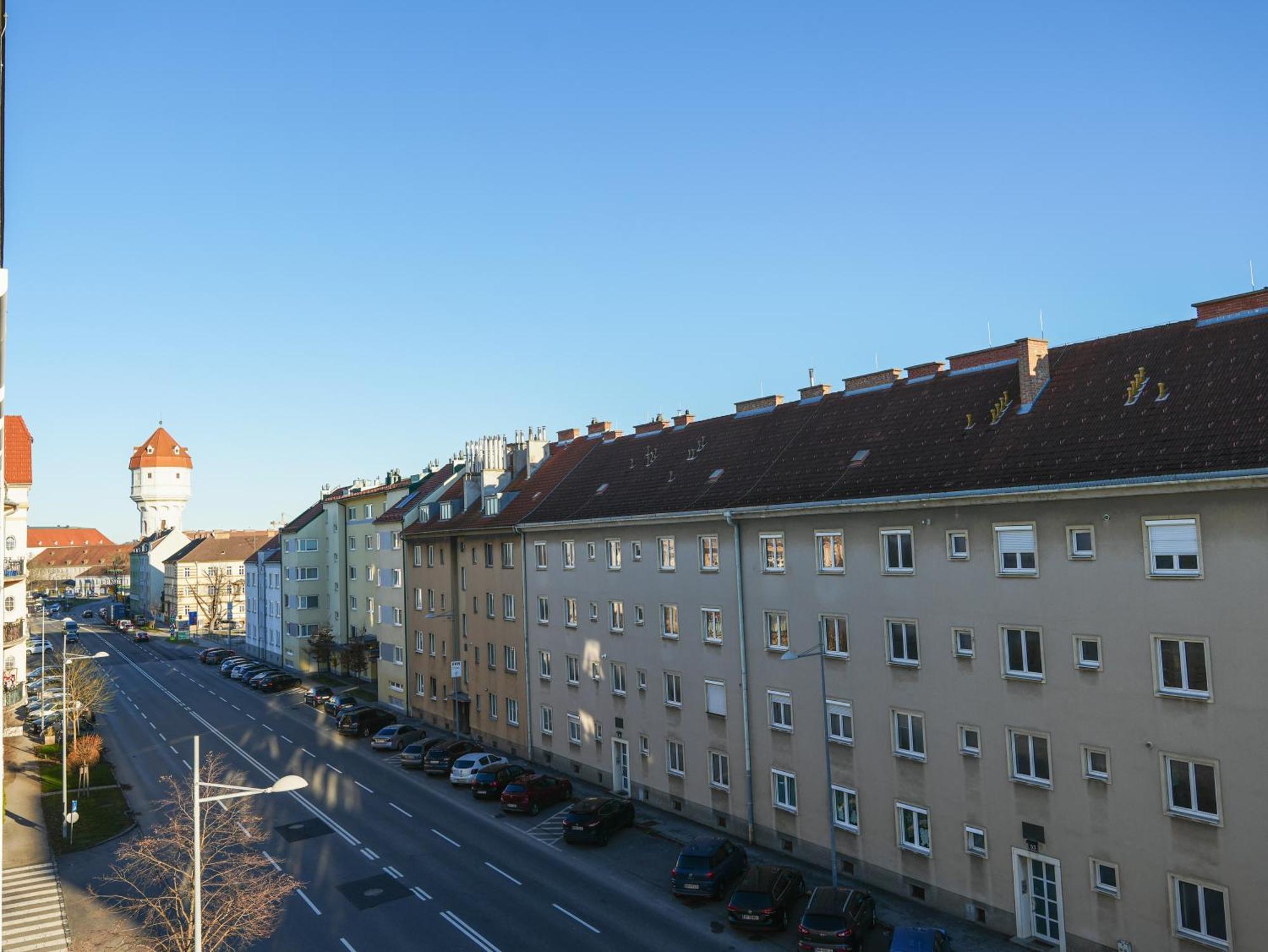 Spacious Apartments With View & Free Parking Wiener Neustadt Bagian luar foto