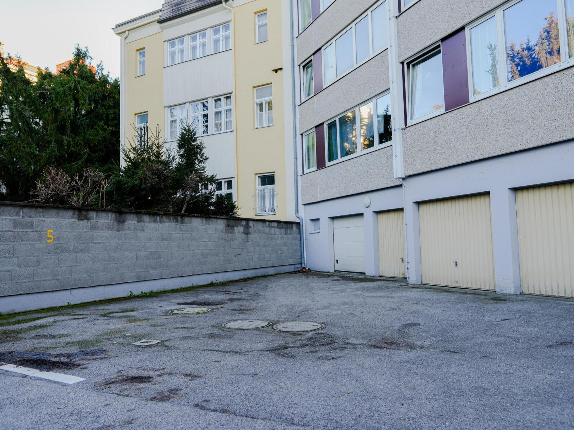Spacious Apartments With View & Free Parking Wiener Neustadt Bagian luar foto