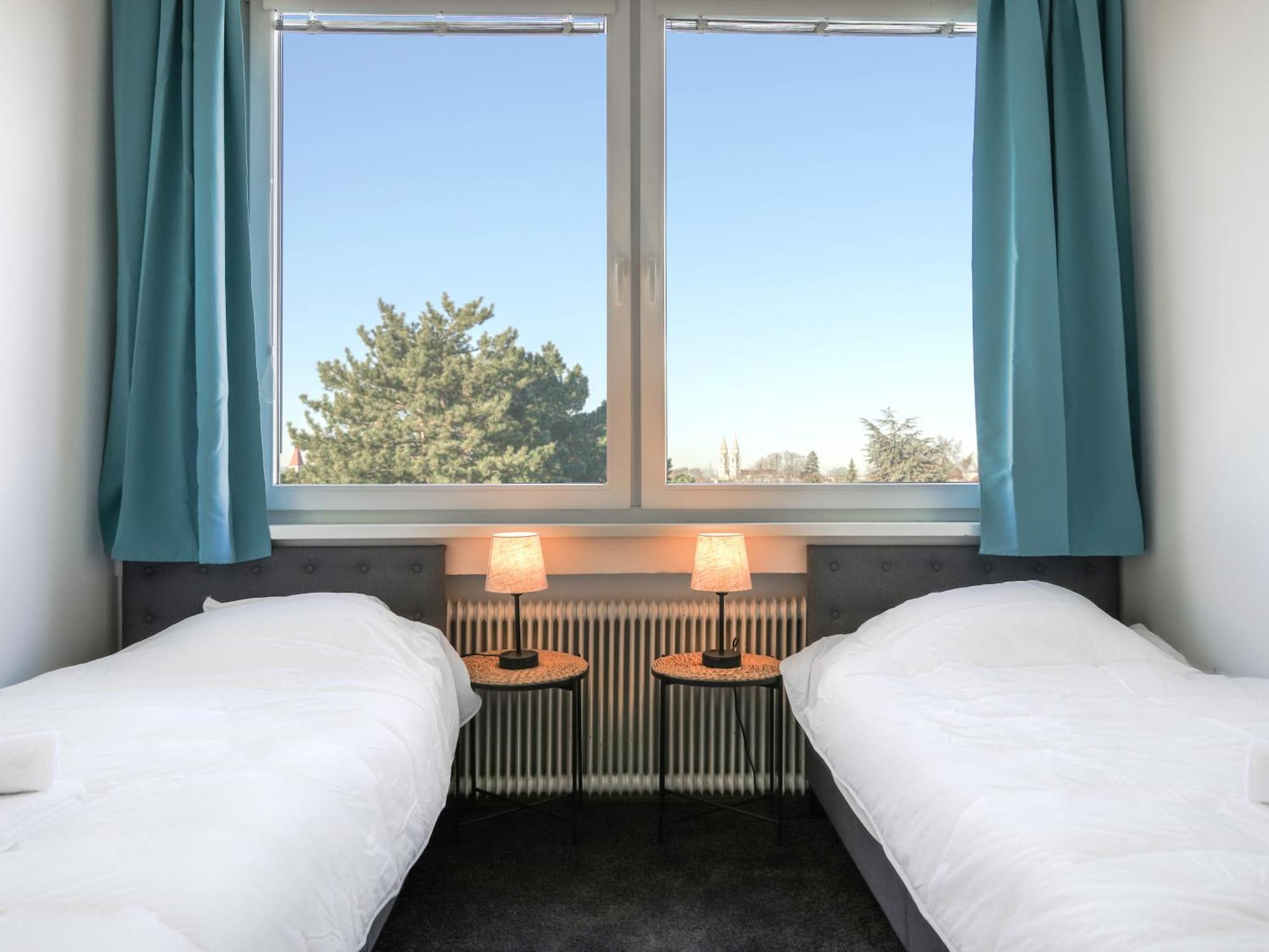 Spacious Apartments With View & Free Parking Wiener Neustadt Bagian luar foto